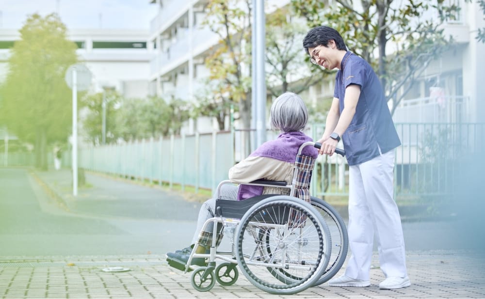 介護をサポートする男性と車椅子の女性