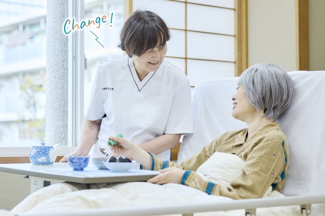 屋外で並んでいる5人のプロジェクトメンバー