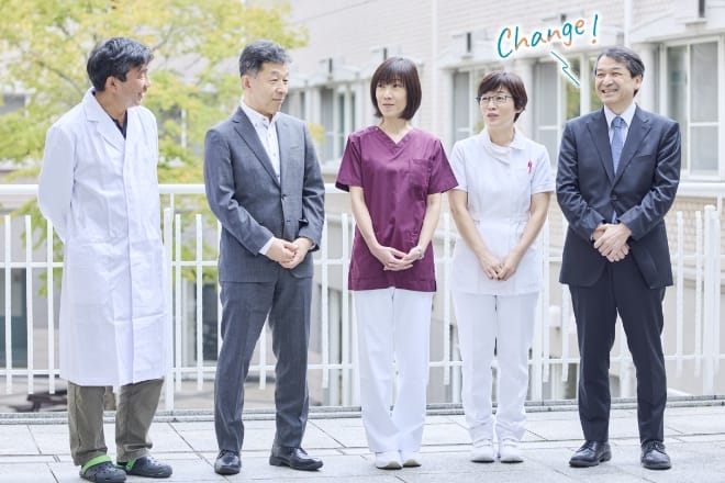 屋外で並んでいる5人のプロジェクトメンバー