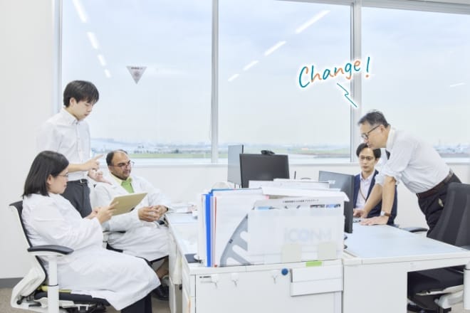 屋外で並んでいる5人のプロジェクトメンバー