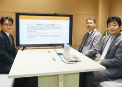2/17付 化学工業日報紙にプロジェクトCHANGEの研究テーマ１～３を率いる内田、松元、西山リーダーの記事が掲載されました。